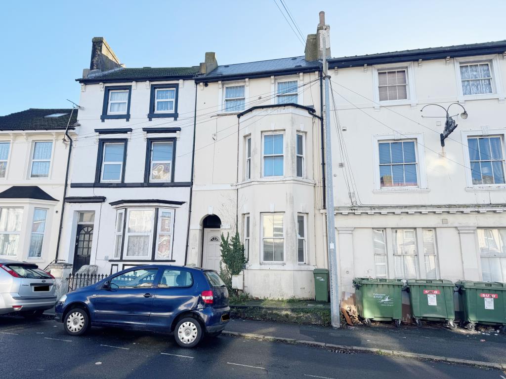 Lot: 72 - ONE-BEDROOM FLAT - Front of property